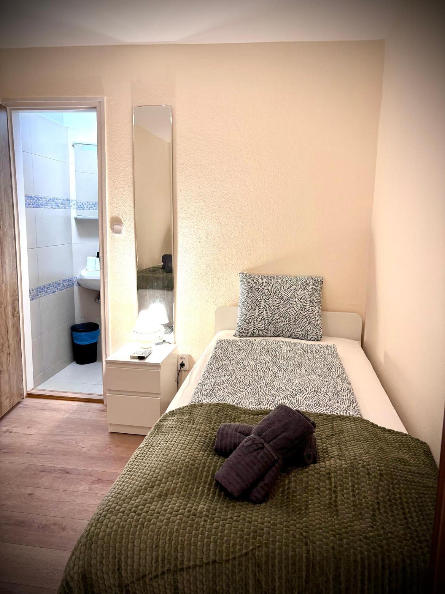 Airportmax Panzio Bed & Breakfast Vecsés Exterior foto